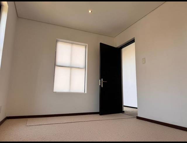 6 BEDROOM TOWNHOUSE FOR SALE IN DAINFERN